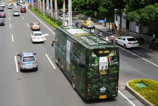 皇氏乳業(yè)南寧公交車廣告