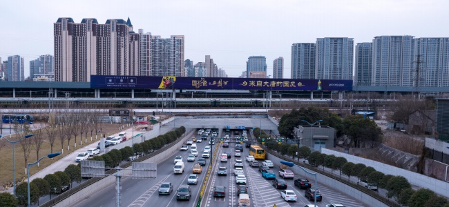 西安東二環(huán)金花隧道鐵路圍擋大牌廣告，西安最大戶外大牌廣告價(jià)格