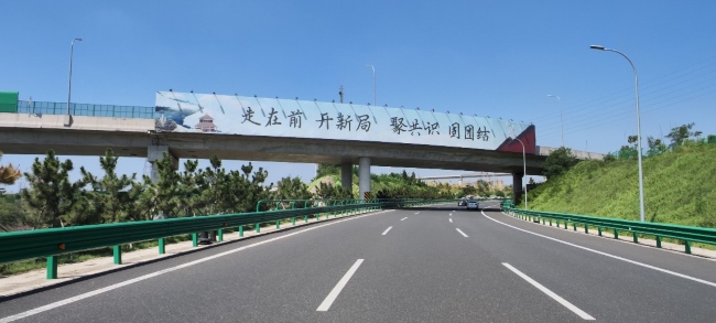 青島機(jī)場(chǎng)高速跨線橋圍擋廣告牌，青島膠東機(jī)場(chǎng)高速大牌廣告價(jià)格