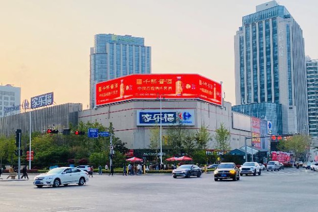 青島香港中路家樂福樓頂LED高雄路外墻大屏廣告，青島大屏廣告價格