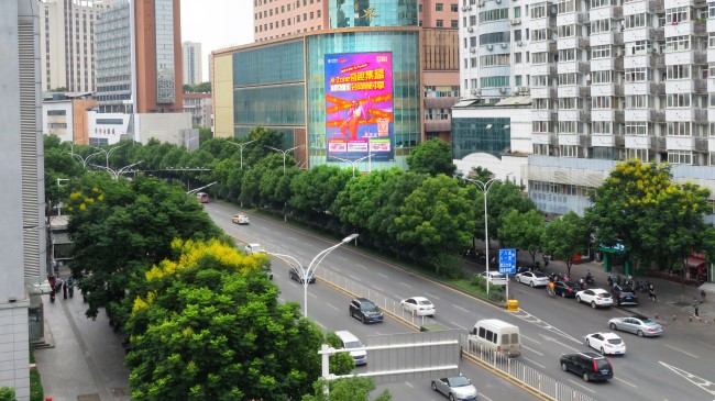 武漢洪山珞喻路電腦大世界外墻豎屏LED廣告牌，武漢LED大屏廣告價格